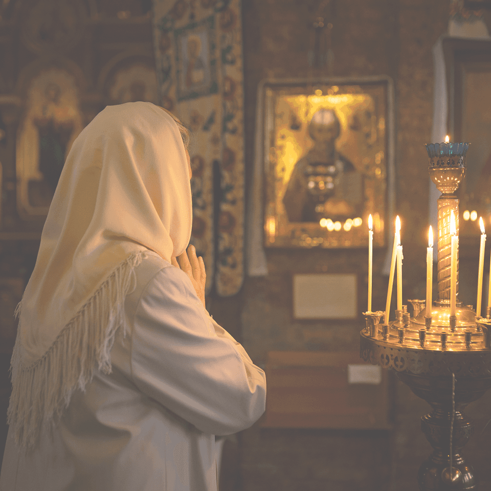 Mulher em uma igreja